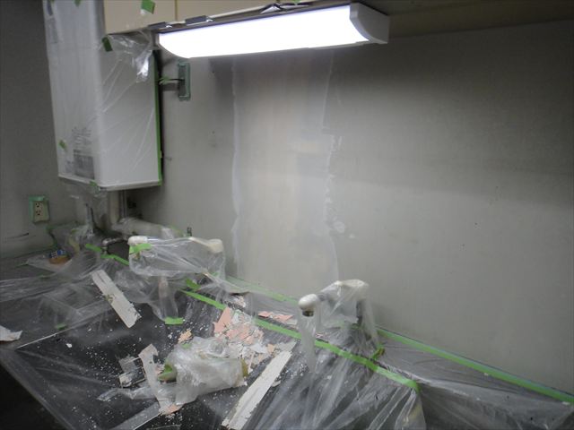 湯沸室壁にパテ