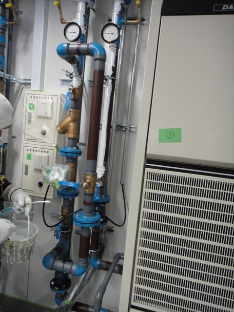 大阪市中央区で事務所ビル内部屋での配管塗装工事です。