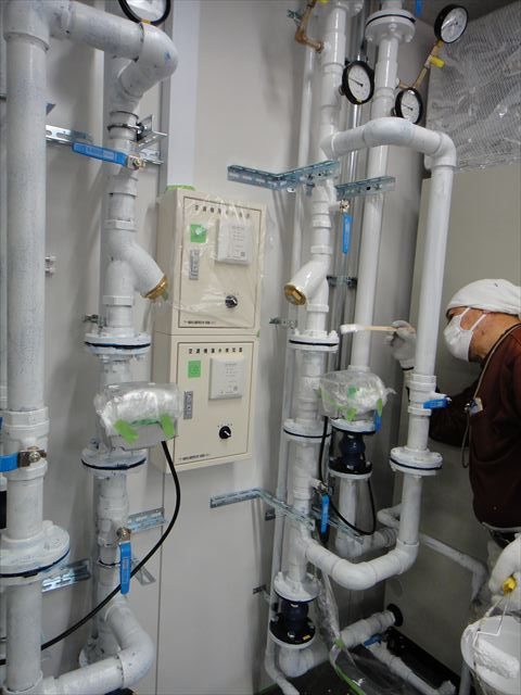 配管塗装作業中