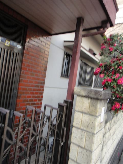 支柱のサビと退色を確認