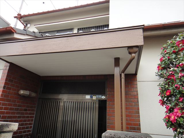 玄関部の庇周り塗装後