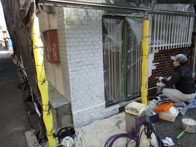 タイル面に下塗り