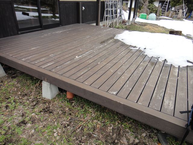 ウッドデッキ上に残雪