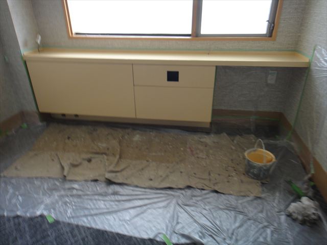 収納棚BOXに下塗り