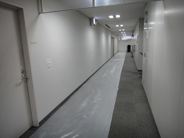京都市で事務所ビル内共用部廊下の壁塗装工事です。