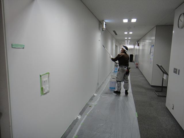 廊下壁塗装中