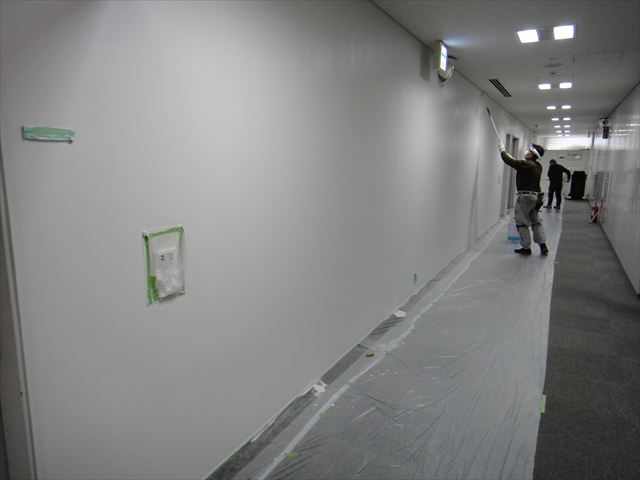 長い廊下壁塗装