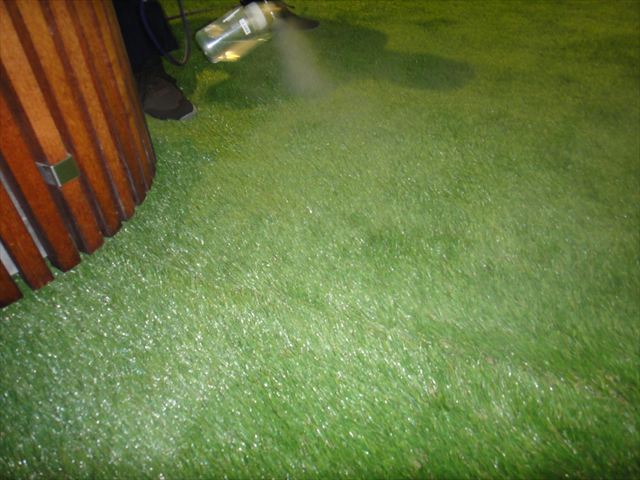 人工芝に抗菌材塗布作業