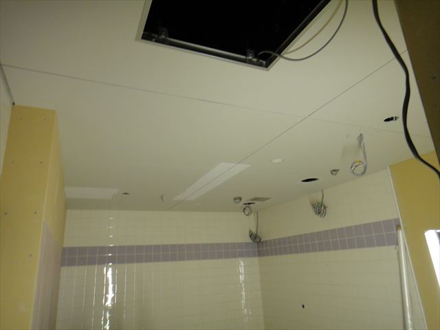 守口市で事務所内トイレのリニューアル工事に伴う塗装工事です。