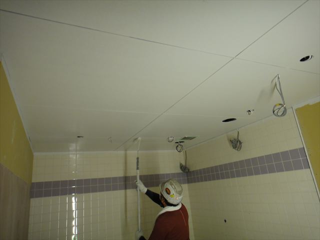 トイレ天井塗装中