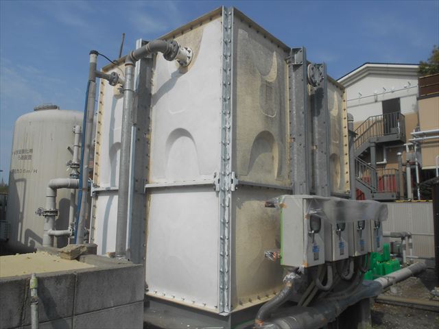 受水槽に錆止め塗装中