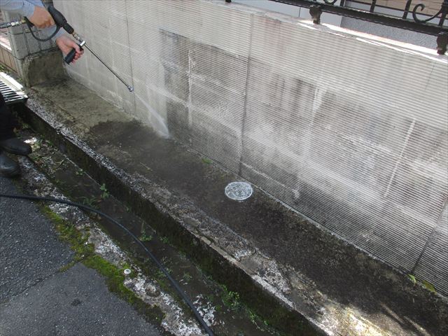 塀の洗浄中