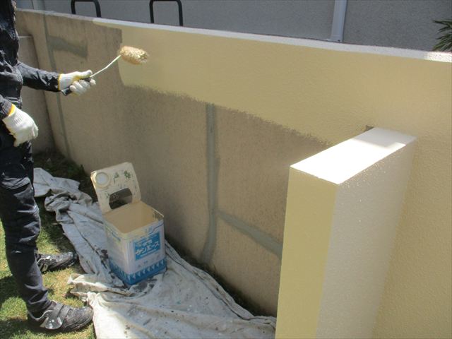 裏庭の塀塗装中