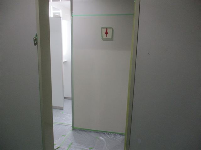 女子トイレの前室壁