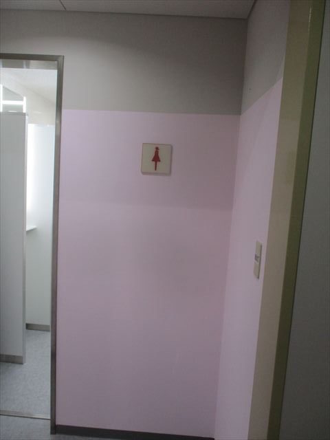 女子トイレ前室壁塗装後