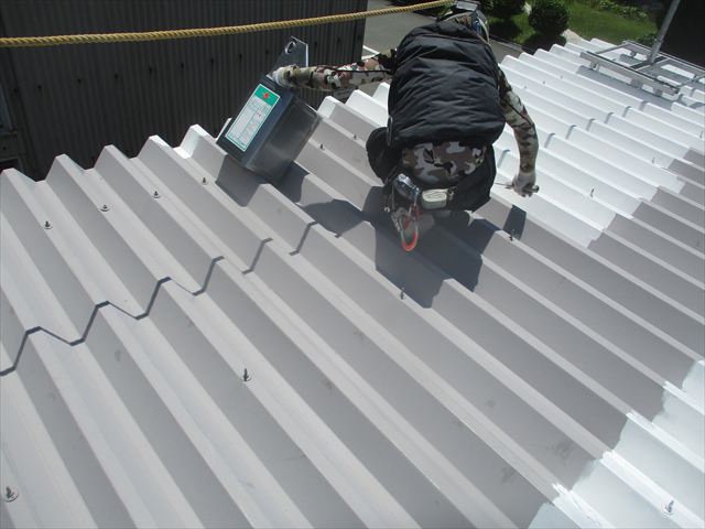 折半屋根の下塗り作業