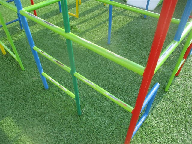 遊具の塗膜剝離