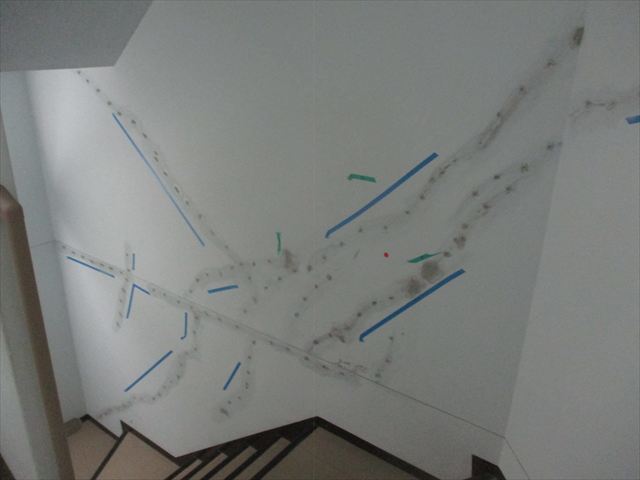 大阪府枚方市で7階建て事務所ビルの内部階段壁の塗装工事を行いました。