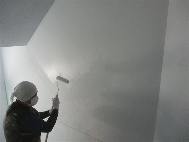 階段室壁塗装中