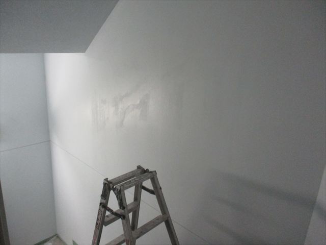階段室壁塗りたて