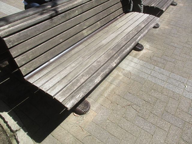 調査写真3：屋外利用でダメージを受けた長椅子タイプ