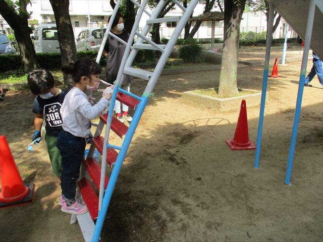 大阪市鶴見区の公園の遊具を子供達と一緒に塗装しました。