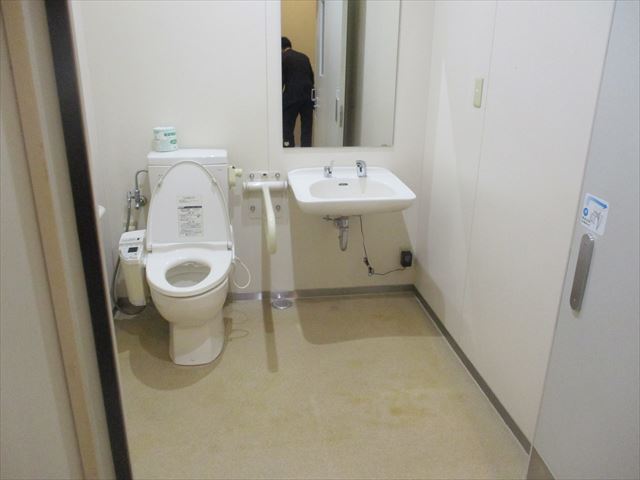事務所ビル内の多目的トイレ