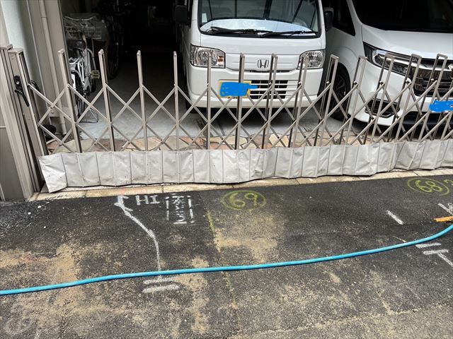 大阪市生野区で戸建住宅の入口ガレージ門扉下部のテント布地を張替えました。