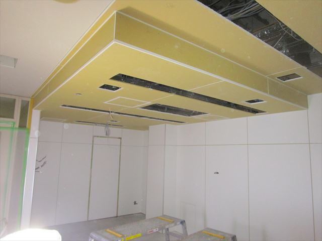 守口市で施設の改修工事で石膏ボード天井の塗装工事を行いました