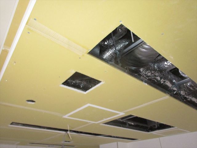 設備工事前の天井