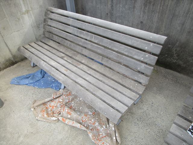 大阪市鶴見区の施設内にあるベンチに木材保護塗料を塗りました。