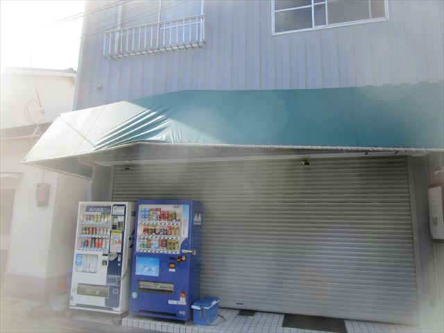 大阪市淀川区で店舗前のテントを撤去後、新しく張り替え工事を行いました。