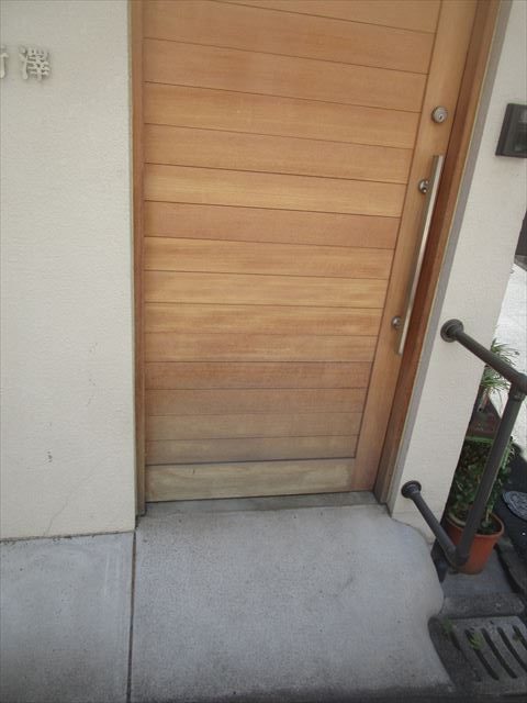 色褪せした木部の玄関扉