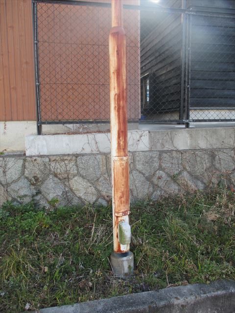 茨木市で電気工事に伴い錆びた外灯のポールを塗装しました。