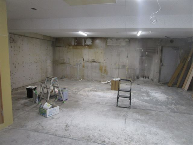 吹田市でスケルトンの壁と新設トイレ壁の塗装工事を行いました。