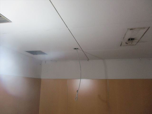 照明器具を撤去した天井
