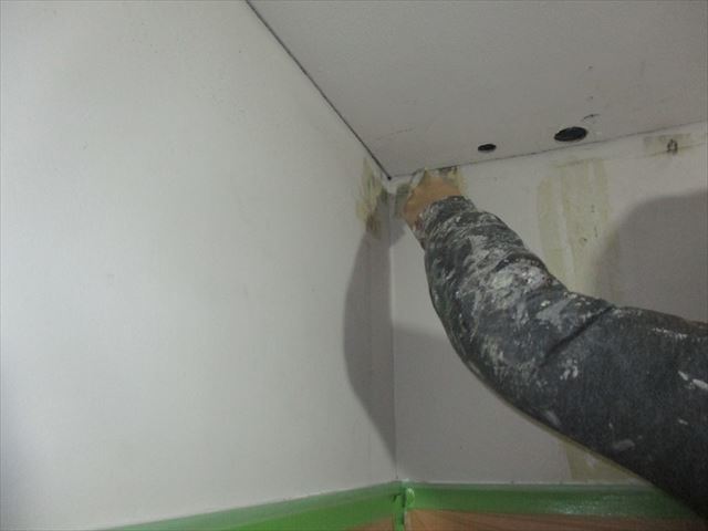 塗装前の穴埋め作業