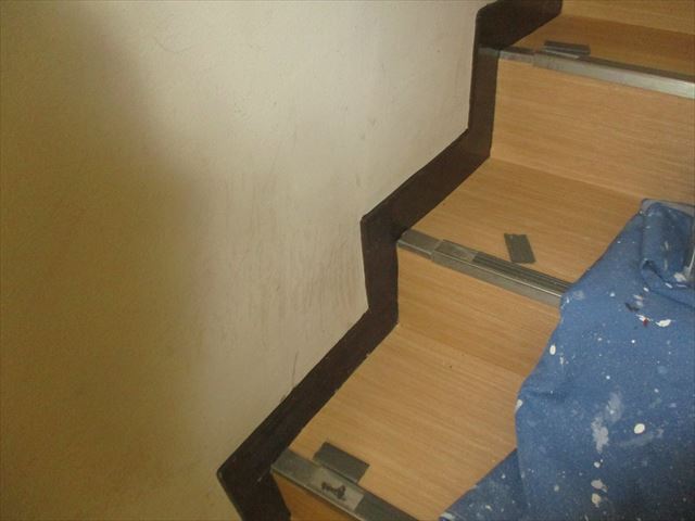 階段の巾木塗装終了