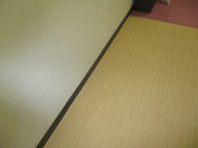 廊下の巾木塗装終了