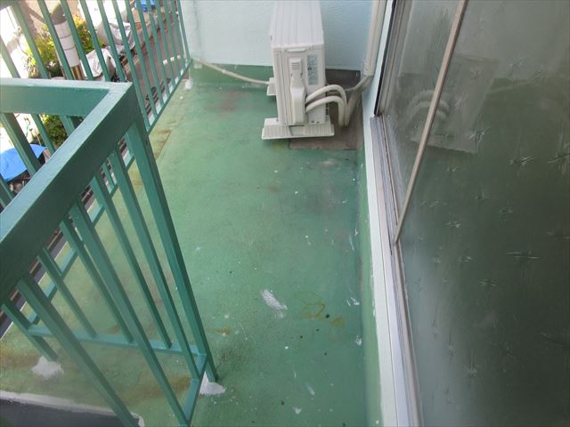 塗装前のベランダ床