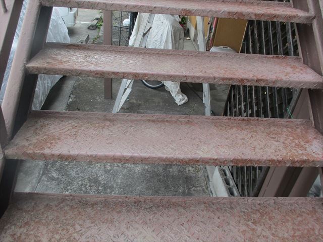 錆びた階段の踏み面
