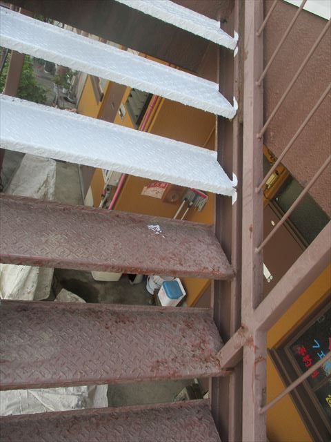 階段の錆止め塗装