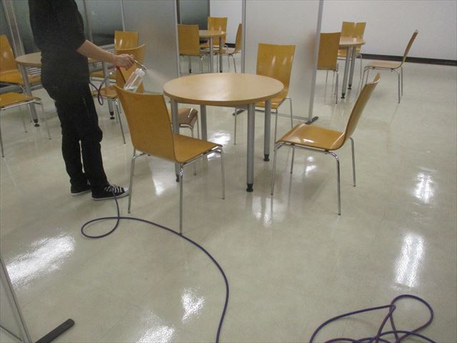 テーブルと椅子に抗菌塗布