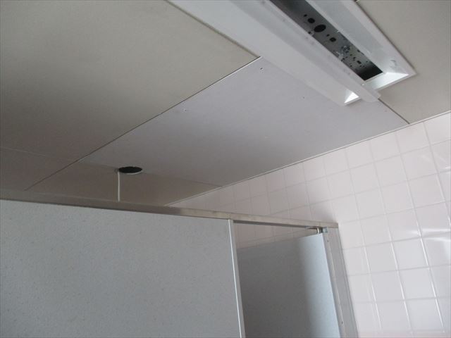 摂津市で配管工事に伴うトイレの天井塗装工事を行いました。