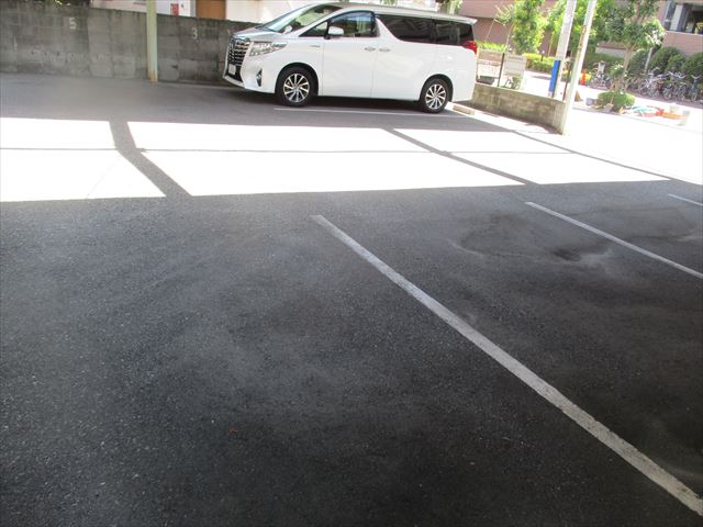 大阪市港区で貸しガレージのアスファルトを新しく舗装工事しました。