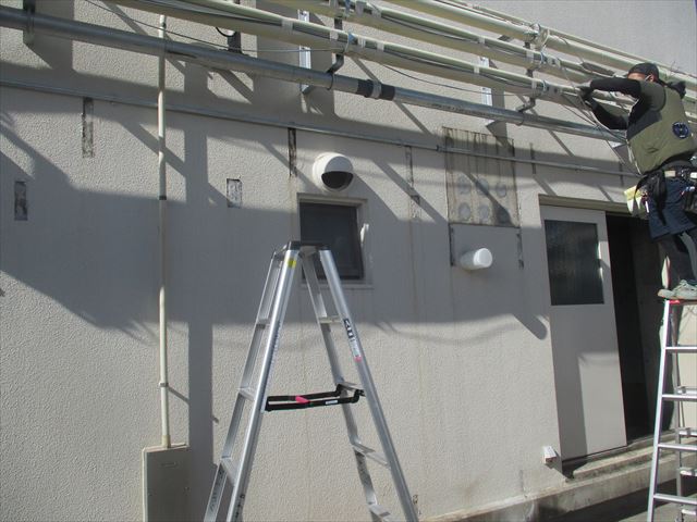 大阪市中央区で施設の空調設備工事に伴って配管跡を塗装工事しました。