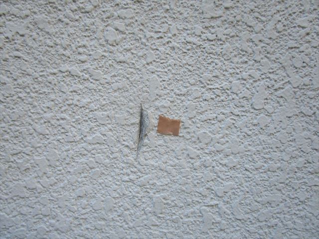西成区の戸建住宅で壁の欠損（傷）を補修、塗装工事しました。