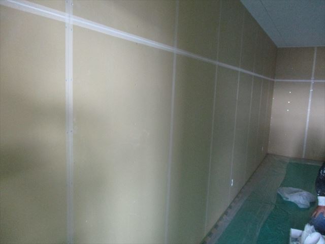 門真市で事務所内に暗室の新設塗装工事を行いました。