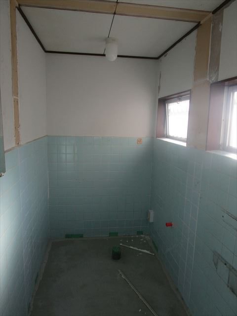 門真市の空き室事務所改修工事に伴い、トイレの塗装工事を行いました。