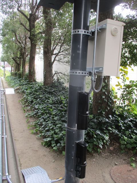 豊中市で施設内の外灯ポールを塗装しました。